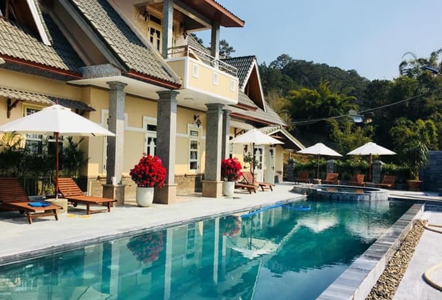 Resort có cả hồ bơi cho du khách tận hưởng những phút giây thoải mái