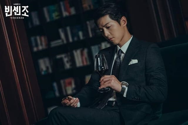 Song Joong Ki đảm nhận vai Park Joo Hyung/ Vincenzo Cassano trong phim Vincenzo
