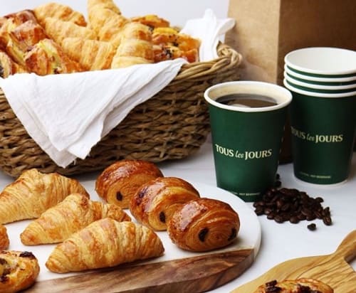Đến Tous Les Jours để thưởng thức bánh tươi và ngon mỗi ngày. Một buổi sáng cuối tuần, bạn hãy dành thời gian nghỉ ngơi và thưởng thức combo một cốc Latte nóng và bánh Croissant (bánh sừng bò) nhé!