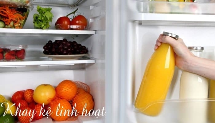 Khay kệ linh hoạt giúp bạn dễ dàng sắp xếp thực phẩm bên trong tủ lạnh Electrolux