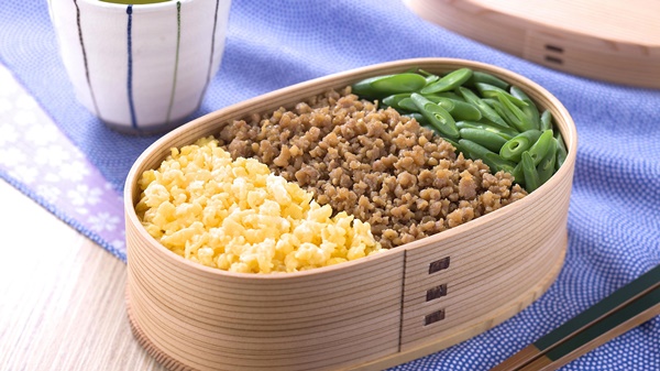 Sanshouke Bento bao gồm: trứng, thịt băm, đậu hà lan