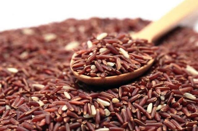 Gạo lứt có lượng chất xơ cao gấp 3 lần và có hàm lượng protein cao hơn gạo trắng.