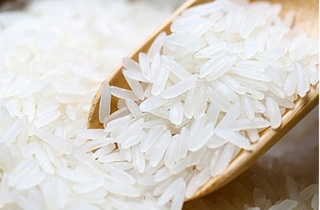 Gạo trắng ít chất xơ và protein hơn gạo lứt nên khiến người dùng nhanh đói và có nhiều tác động đến lượng đường trong máu